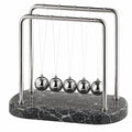 Pendolo di Newton 30 x 15 x 28 cm in metallo argento con base in marmo nero per scrivania decorativo educativo